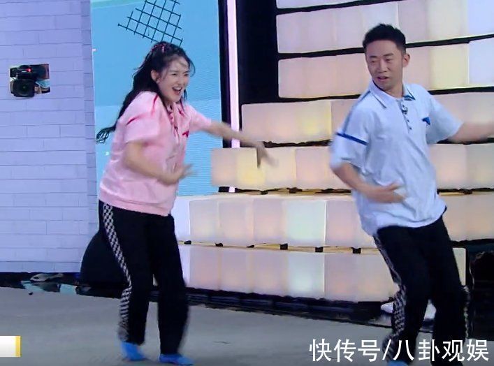 谢娜回归《快本》超热闹,丁程鑫戳赵丽颖脸蛋,手部细节暴露人品