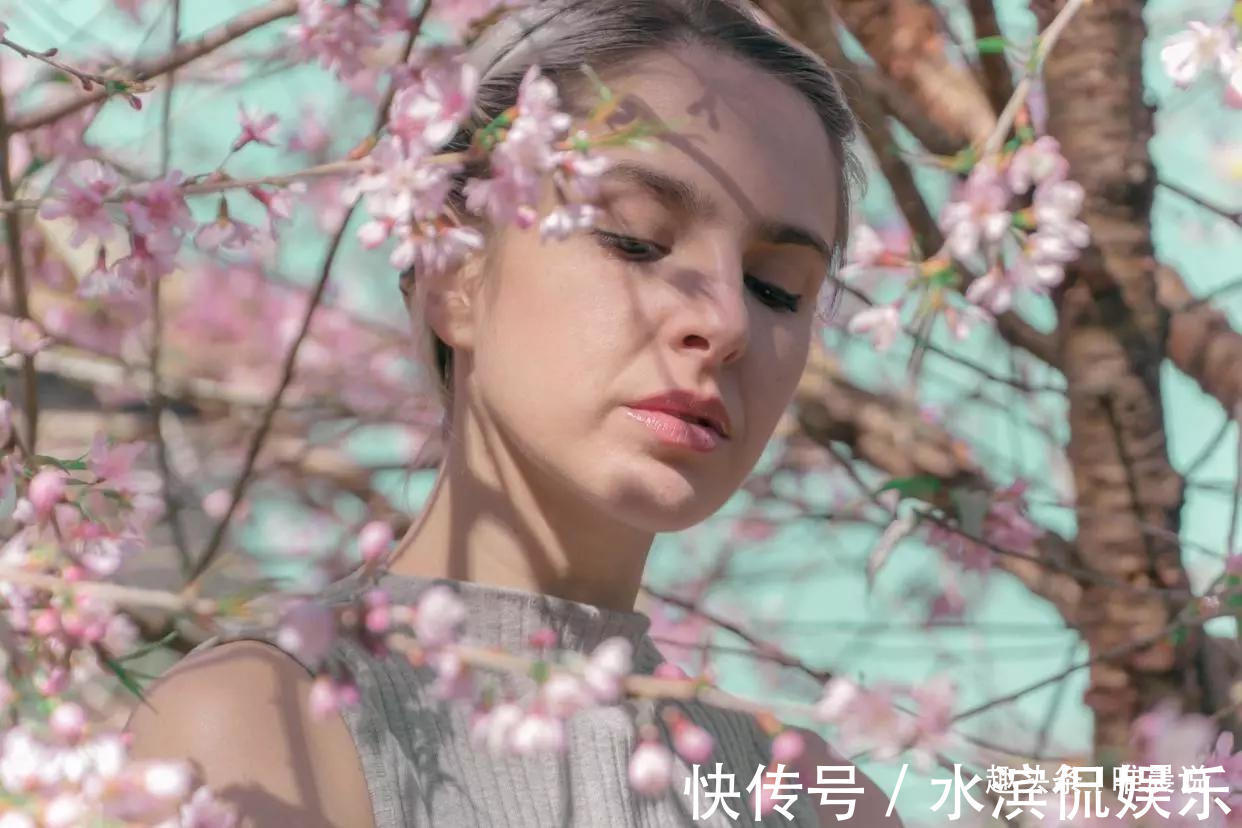 首饰$“老婆,不就是一套首饰,丢了再买”“不!这得报警处理”