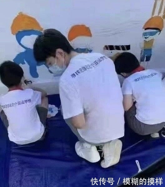 杭州|肖戰(zhàn)和小朋友一起畫畫，現(xiàn)場太過熱情他害羞了