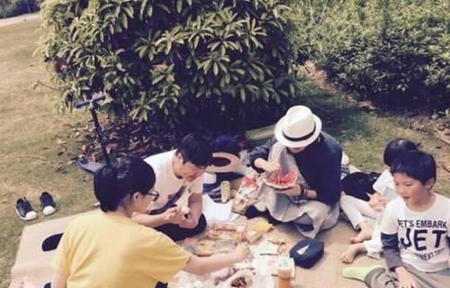 孙楠|走进孙楠现实中的家,仿佛住在森林木屋,连个厨房收纳架都是木的