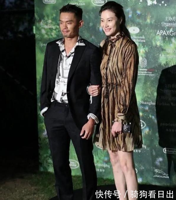 夫妻相|谢杏芳挽林丹胳膊现身,两口子都花衣服还挺有夫妻相,越看越登对!