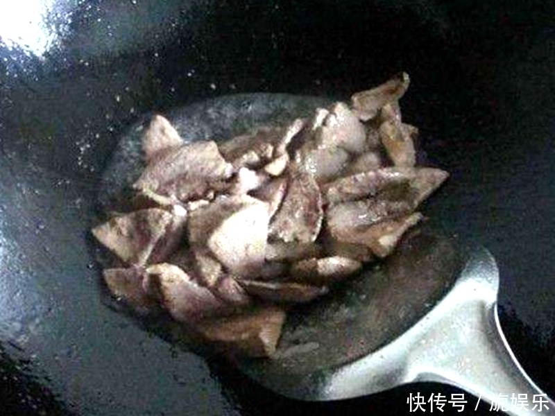 洋葱炒猪肝时,记得多加一个步骤,猪肝嫩滑爽口更好吃