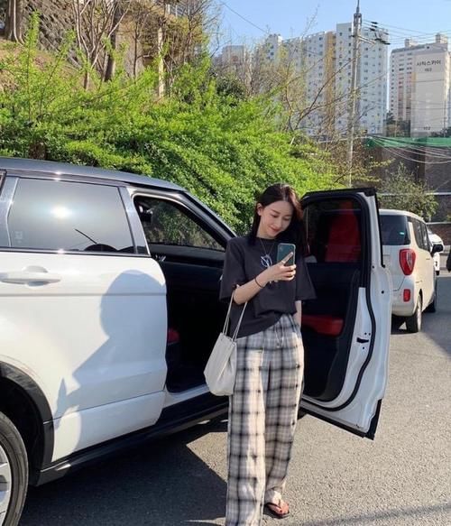 阔腿裤已经过时了，今年流行的是“云朵裤”，遮肉显瘦又时髦