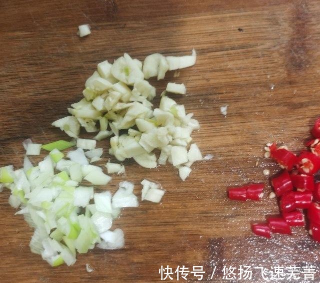 蒜薹炒鸡杂,下酒下饭棒极了!