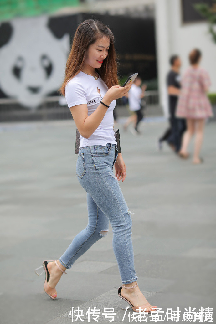 牛仔裤|街拍牛仔裤装扮让你休闲有型,轻松展现出潇洒惬意的一面