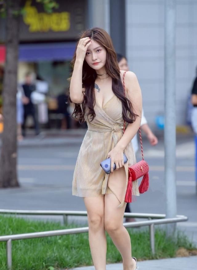 美女街拍纯色系列的吊带裙,被美女们穿的优雅气质,美得高级