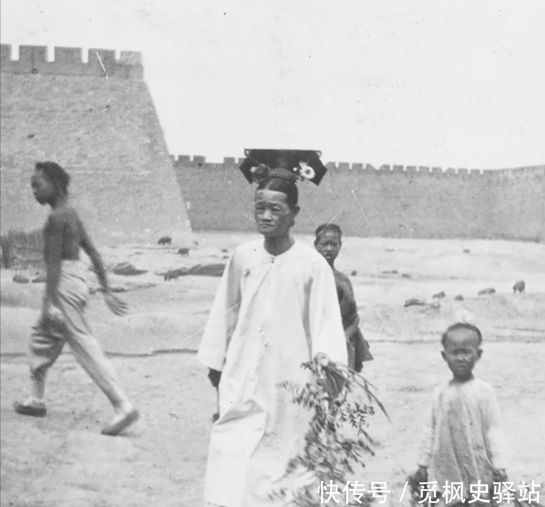 慈禧|清末老照片,戍边女眷练习射击有模有样,慈禧带爱犬在乐寿堂摆驾