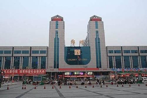 英国学者拍下河南“郑州站”景象，引发网友热议：这就是中国建设