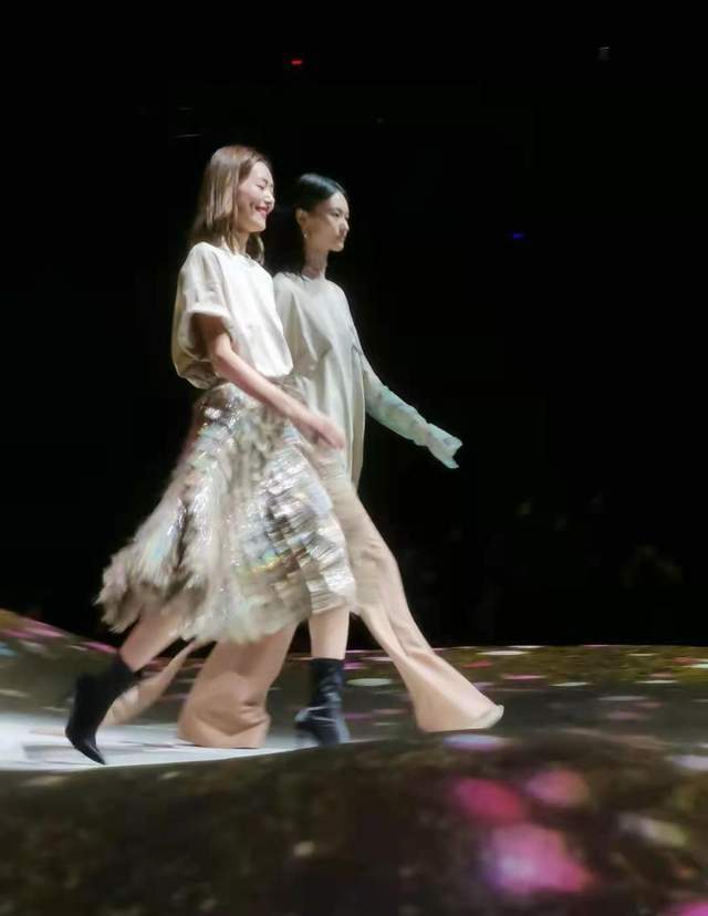 妹妹|贺聪带妹妹走秀，19岁妹妹同款丹凤眼似她翻版，五官柔和偏日系