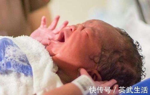 姑姑|产后回家第一天就被亲戚袭胸女人生完孩子,胸部就没了“尊严”