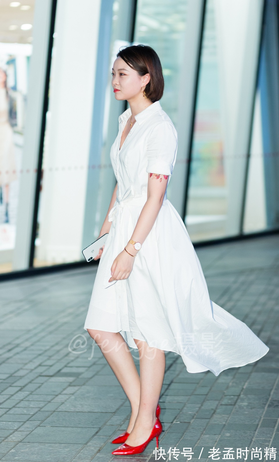 红鞋|街拍: 夜风拂过, 带起了红鞋白裙美女的裙摆, 有种飘飘欲仙的感觉