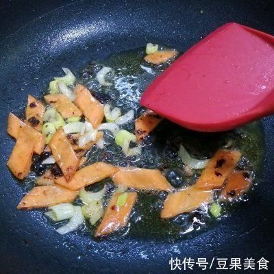  饭店大厨说漏嘴的秘密，回锅肉这样做才好吃