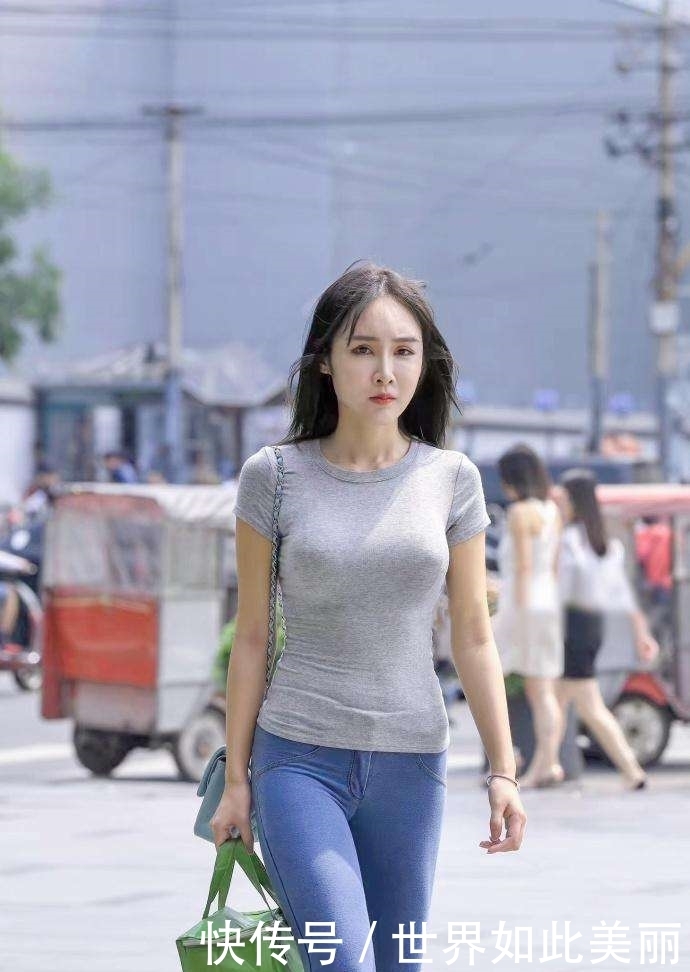 别样|街拍:青春就是一条牛仔裤,三十岁也能穿出别样的韵味