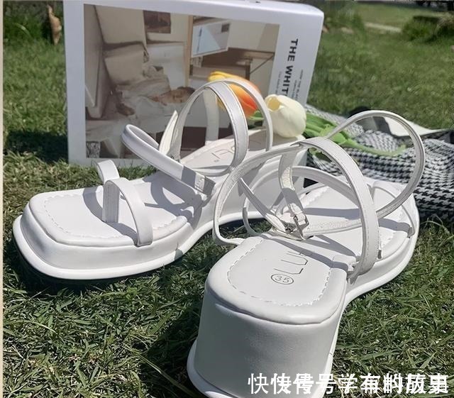 脚型 是时候穿凉鞋了!今年流行这几款,清凉显脚小!