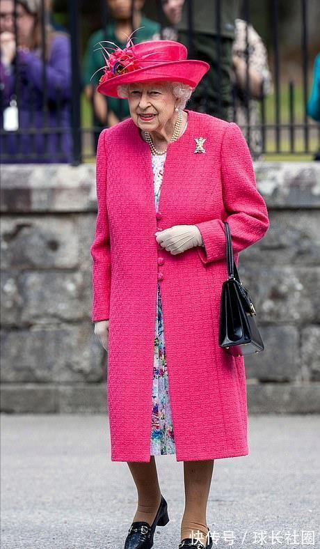 薄荷绿|95岁英女王闪耀亮相!粉色大衣配百褶花裙真美,老太太穿得太嫩啦
