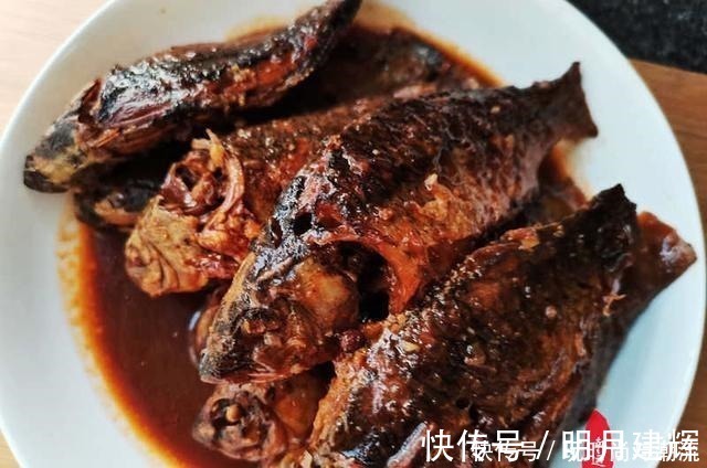 这个方法制作的酥鱼,孙女自己都能吃了,鱼刺变得绵软不必吐剌了