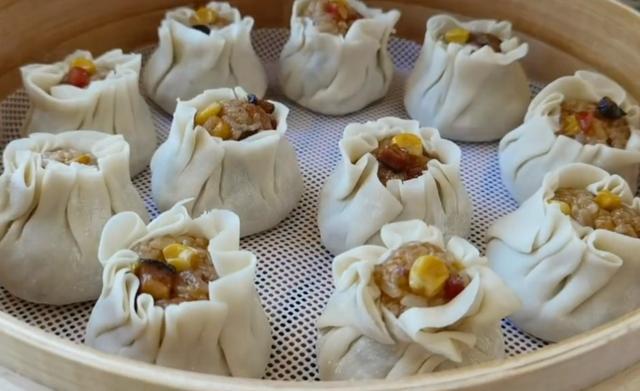 糯米别包粽子了,加2块钱饺子皮,比粽子还好吃,上桌家人抢着吃