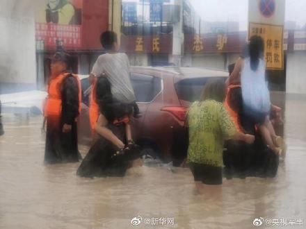 救援|官兵乘船救援被困老人