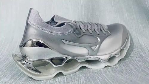 美津浓与空山基的联名，究竟好在哪？