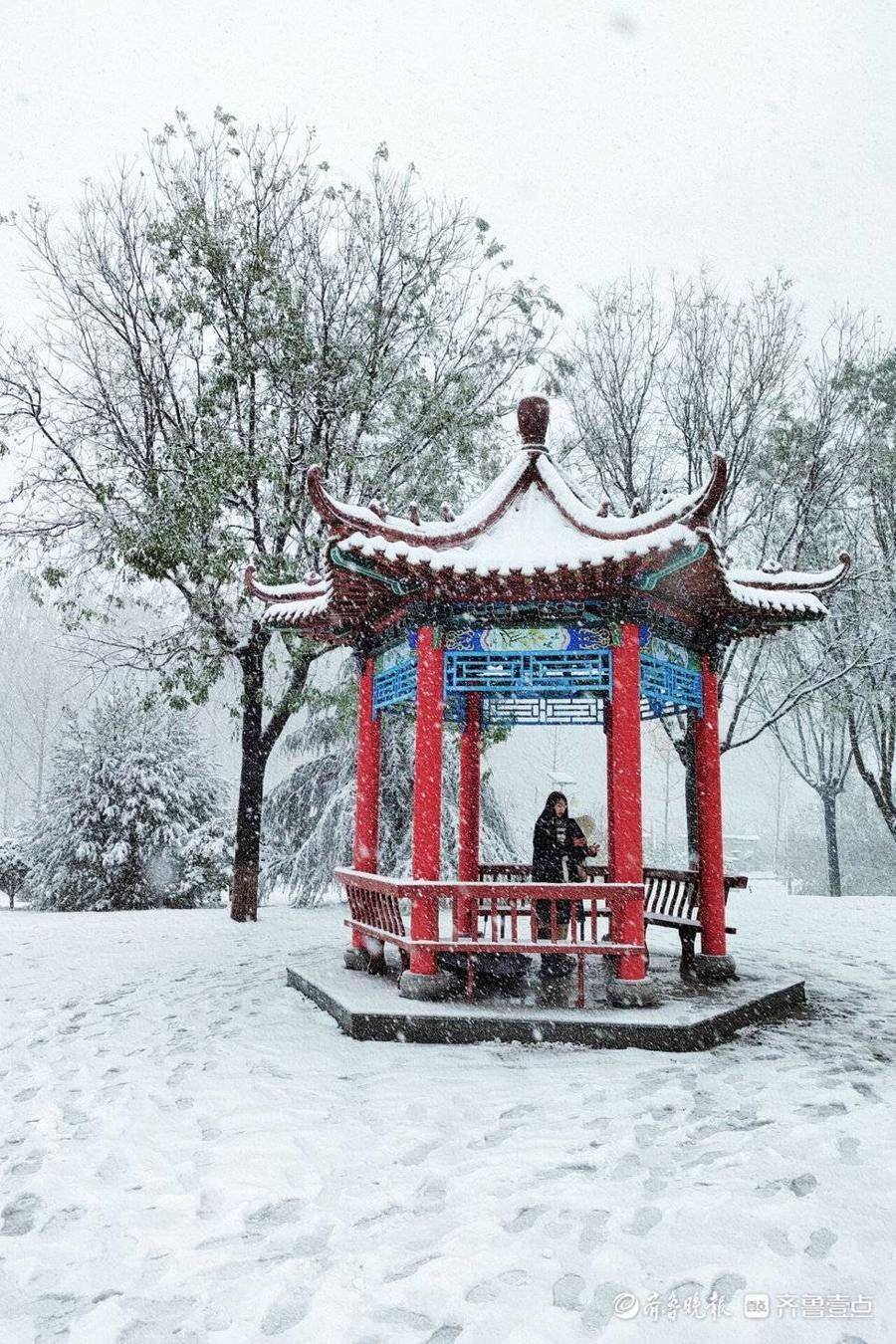 济南工程职业技术学院|暴风雪下的驻济大学生：校园里肆无忌惮滚雪球，那是我们的青春啊