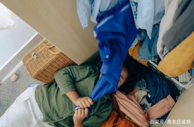 衣柜|折好衣服，是收纳第一步!小姐姐手把手靠这招，教你衣柜再放50件