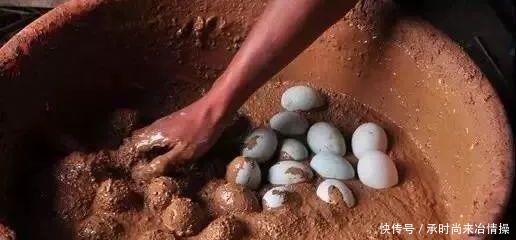 央视|央视“曝光”的海鸭蛋,这油到底是什么东西流出的“油”能吃吗