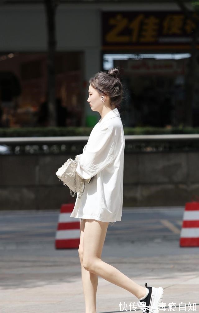 下装 下装消失+丸子头,适合年轻女孩的初秋穿搭,清爽减龄有气质!