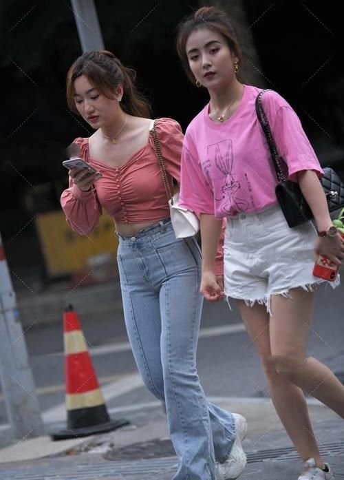 休闲 大红色时尚大气穿搭,与粉红色休闲可爱穿搭,轻松穿出成熟韵味