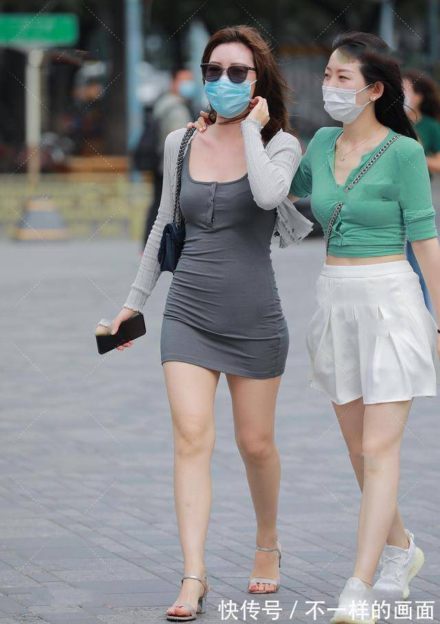 包臀裙 深灰色包臀裙搭配浅灰色针织衫,不同恢复层次分明,成熟有韵味