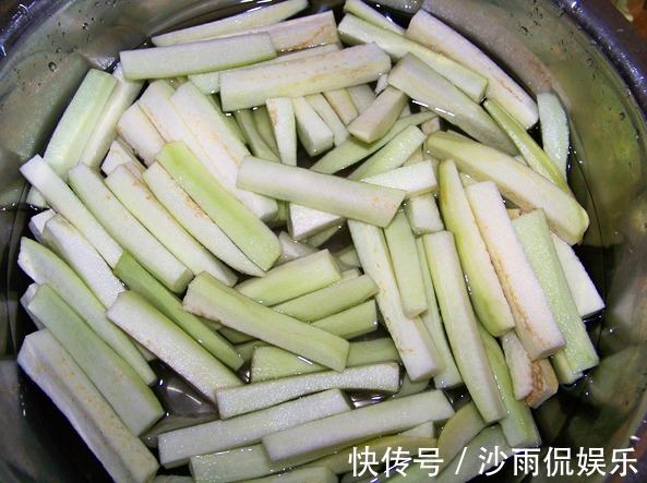 炒茄子,不要先放油了!和大厨学一招,颜色不变黑,不吸油还入味