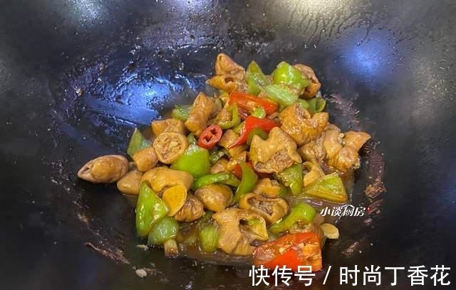 水淀粉|做尖椒肥肠,先炒肥肠还是尖椒?大厨分享做法,肥肠软烂又有嚼劲
