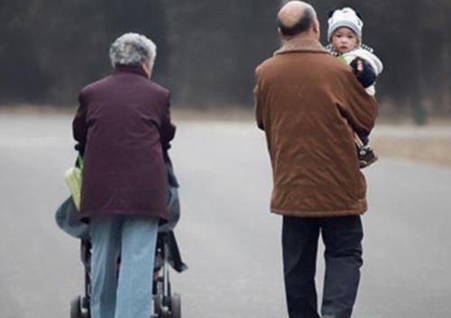 孩子|奶奶给孙子冲奶粉，妈妈却从监控中发现恶心一幕：奶瓶被舔了又舔