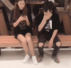 |搞笑GIF:大哥哭着哭着就把美女挤跑了,大妈尴尬了