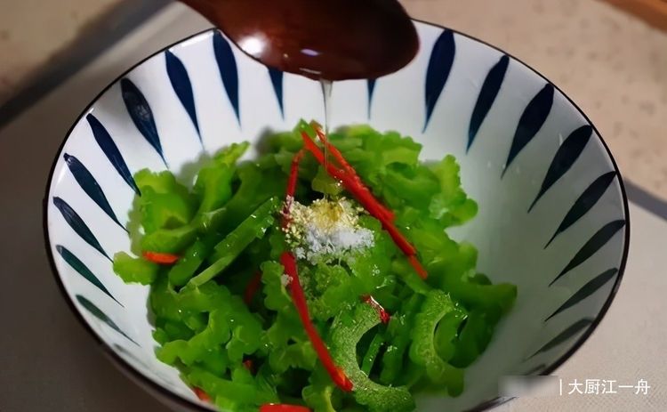爽口|入伏后,苦瓜就得这样吃,一点苦味也没有,清凉爽口还解腻