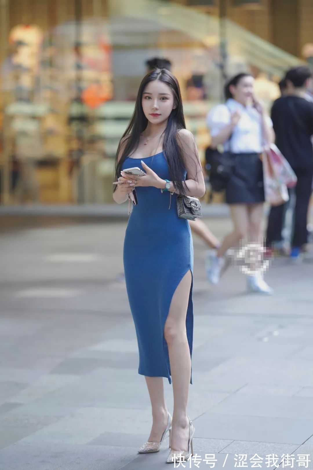 长裙 蓝色长裙搭配披肩发,增添一丝典雅气质