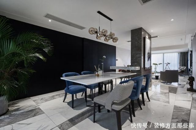 大理石|125平现代风三居室,客厅用高级黑色木饰面+柜子增加动区收纳