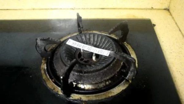 往燃气灶上倒点白醋,解决家家户户都有的一大烦恼,学会受用终生