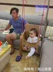 宝爸给儿子做了“简易秋千”,宝贝玩得很开心,宝妈进屋后气炸了