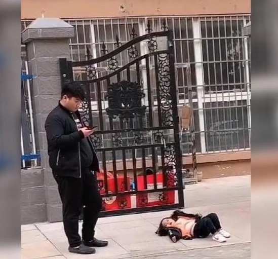 女儿在小区撒泼打滚,父女原地对峙俩小时,网友:真是谁也不服谁