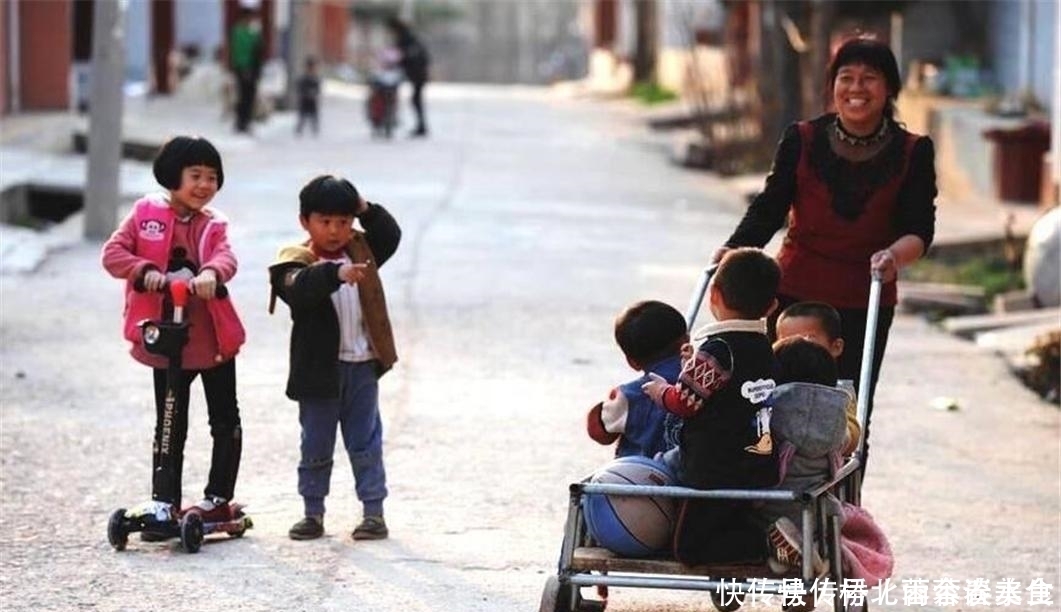 回到老家|双胞胎宝宝分开养,城里妈妈带的还不会走,乡下奶奶带的撵着鸡跑