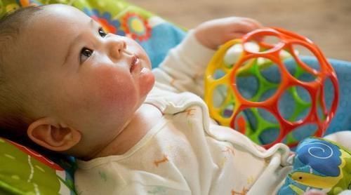 牛初乳|刚出生的宝宝,第一口喝母乳还是喝“水”,对孩子健康影响大