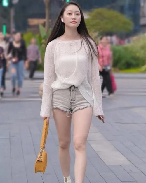 破烂|时尚纱质上衣,搭配“破烂”牛仔裤,做最美的自己