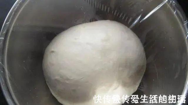 我家蒸馒头从来不用酵母发酵，用它发酵，馒头香软又蓬松，口感还筋道，非常好吃