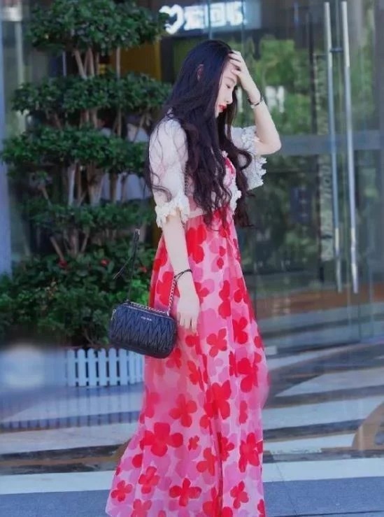 街拍:清新温婉的时尚小姐姐,牛仔裤搭配过膝靴,青春活力感十足