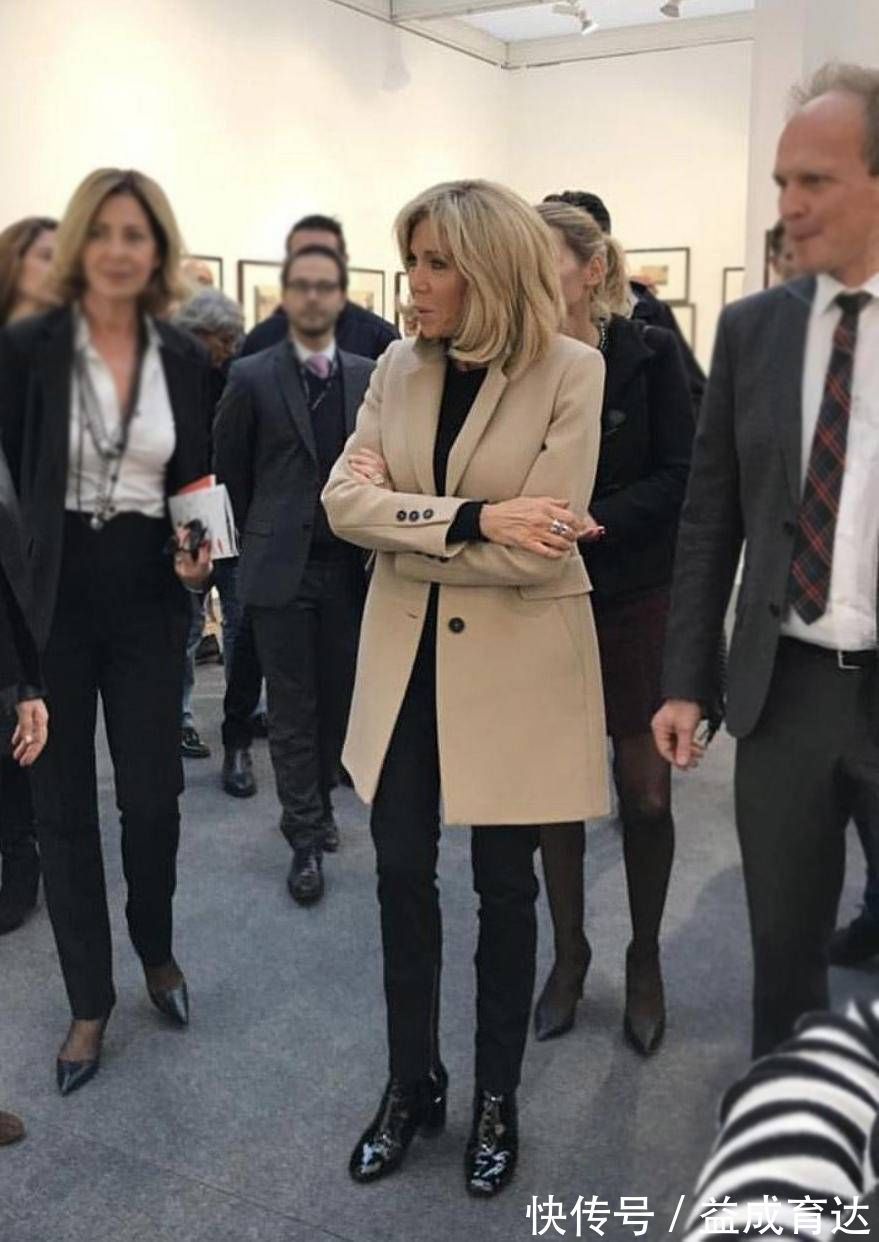 脖子 法国夫人终于换发型,穿大衣扎个啾啾好显年轻,连气质都提升不少