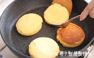 玉米面新吃法,不用烤箱不用黄油,加3个鸡蛋,做多少吃多少