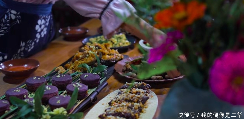 桌子|李子柒晒秋收家宴,吸引三千万人观看,满满一桌子的美味,太馋人