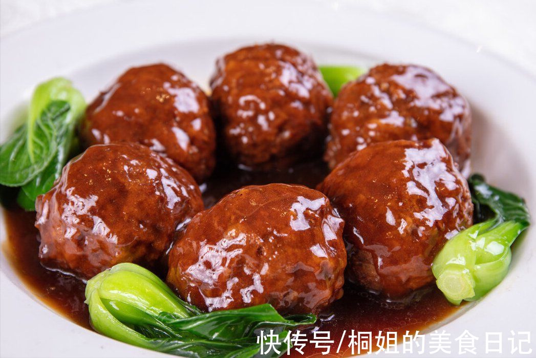 家常红烧狮子头，调肉馅最关键，Q弹香嫩很入味，连吃3个都不腻