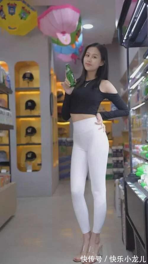 小姐姐 小姐姐大长腿穿白色瑜伽裤,时尚中透着时尚的气息