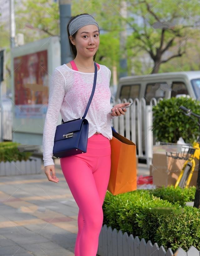 穿搭 打底裤的打扮气质可人充满无限活力,展现浪漫情怀!